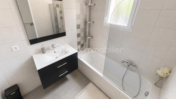 Située au sein d’une résidence sécurisée et fermée, cette maison récente de 2018 bénéficie d’un environnement calme et agréable.

Vous découvrirez une belle pièce de vie lumineuse avec cuisine moderne ouverte, donnant directement sur une terrasse ensoleillée et un jardin exposé plein sud de 307 m².

La maison propose 3 chambres avec grands placards intégrés, une salle d’eau ainsi qu’une salle de bain. Les espaces sont fonctionnels et aucun travaux n’est à prévoir.

Encore sous garantie décennale, elle offre le confort d’un bien récent dans un cadre résidentiel recherché.

Les + :
• Maison de 2018
- DPE A, maison très bien isolée et économe
• Garantie décennale
• Résidence sécurisée et fermée
• Exposition sud
• Jardin de 307 m²
• Terrasse ensoleillée
• 3 chambres avec grands placards
• Une salle d’eau et une salle de bain
• Cuisine moderne équipée
• Aucun travaux à prévoir
• Environnement calme
• Grand garage et stationnement

Pour une visite contactez Marine Nascimento au 0760033041
