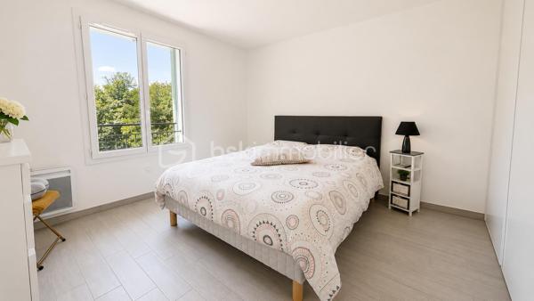 Située au sein d’une résidence sécurisée et fermée, cette maison récente de 2018 bénéficie d’un environnement calme et agréable.

Vous découvrirez une belle pièce de vie lumineuse avec cuisine moderne ouverte, donnant directement sur une terrasse ensoleillée et un jardin exposé plein sud de 307 m².

La maison propose 3 chambres avec grands placards intégrés, une salle d’eau ainsi qu’une salle de bain. Les espaces sont fonctionnels et aucun travaux n’est à prévoir.

Encore sous garantie décennale, elle offre le confort d’un bien récent dans un cadre résidentiel recherché.

Les + :
• Maison de 2018
- DPE A, maison très bien isolée et économe
• Garantie décennale
• Résidence sécurisée et fermée
• Exposition sud
• Jardin de 307 m²
• Terrasse ensoleillée
• 3 chambres avec grands placards
• Une salle d’eau et une salle de bain
• Cuisine moderne équipée
• Aucun travaux à prévoir
• Environnement calme
• Grand garage et stationnement

Pour une visite contactez Marine Nascimento au 0760033041