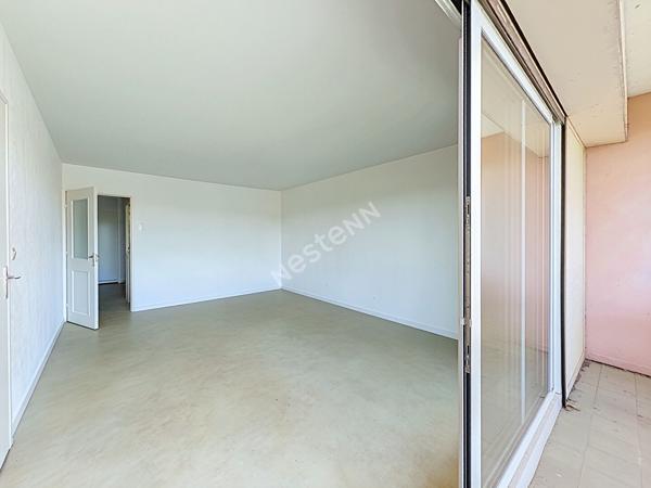 Appartement secteur 8 Mai - 2 chambres, cave, parking