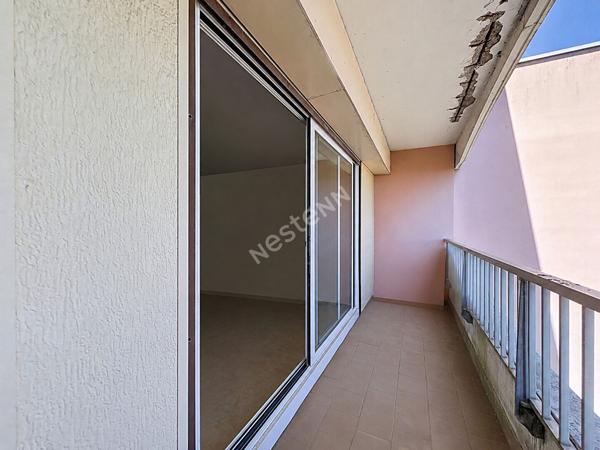 Appartement secteur 8 Mai - 2 chambres, cave, parking