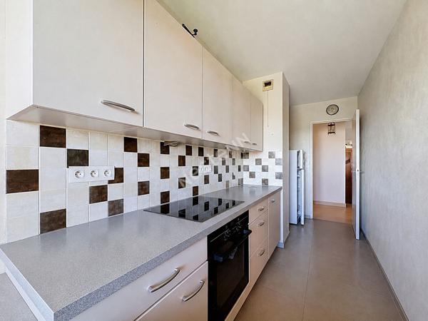 Appartement secteur 8 Mai - 2 chambres, cave, parking