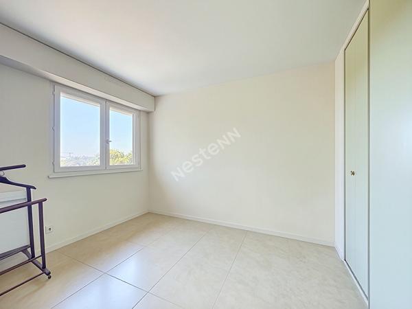 Appartement secteur 8 Mai - 2 chambres, cave, parking