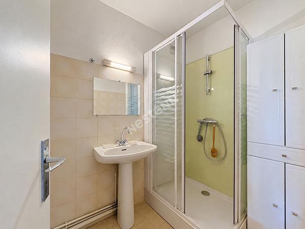 Appartement secteur 8 Mai - 2 chambres, cave, parking
