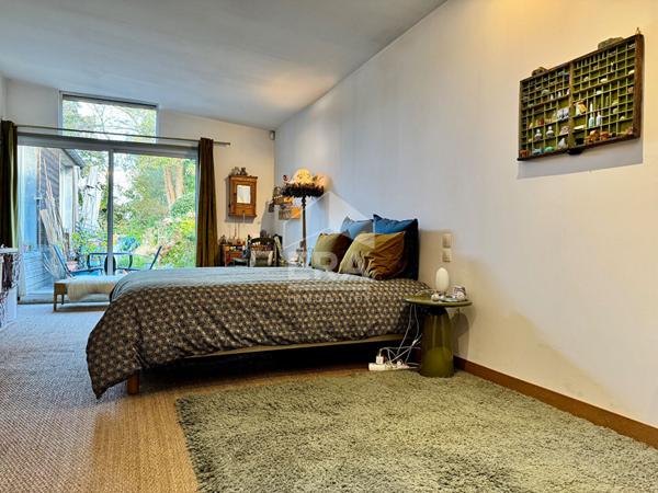 Loft plain-pied avec grand jardin, cour et garage