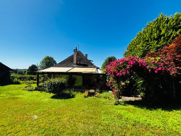MAISON EN PIERRE A VENDRE LAGRAULIERE PLUS D'1 HECTARE DE TERRAIN