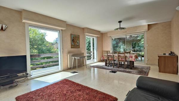 Maison 5 chambres + 1 bureau sur parcelle arborée