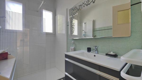 Maison 5 chambres + 1 bureau sur parcelle arborée