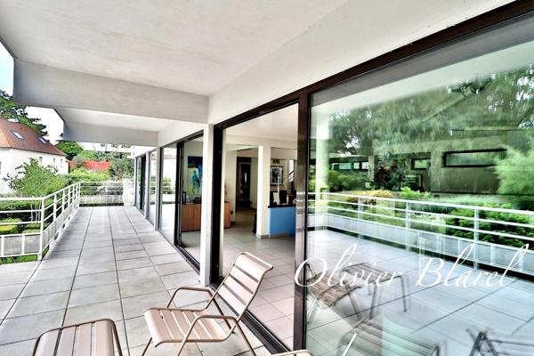 Chatou limite Le Vesinet - Villa d'architecte 8 pièces - Jardin paysagé - Reception cathédrale