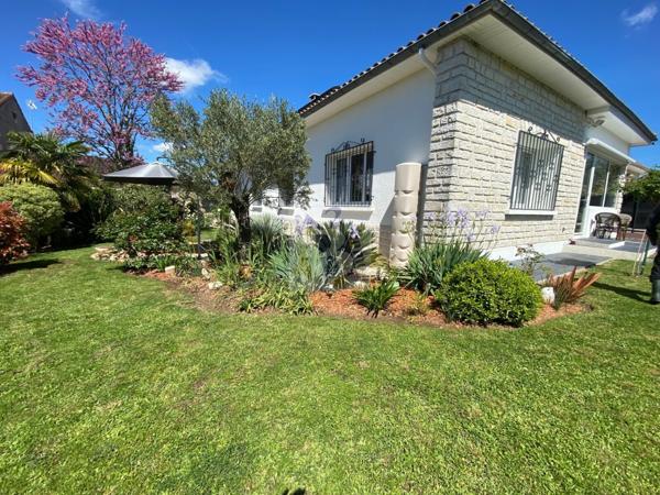 Vente maison de ville Soyaux (16800), 162.00m² avec 5 pièce(s) dont 3 chambre(s) sur 700.00m² de terrain. Agence Allard Brimeaud