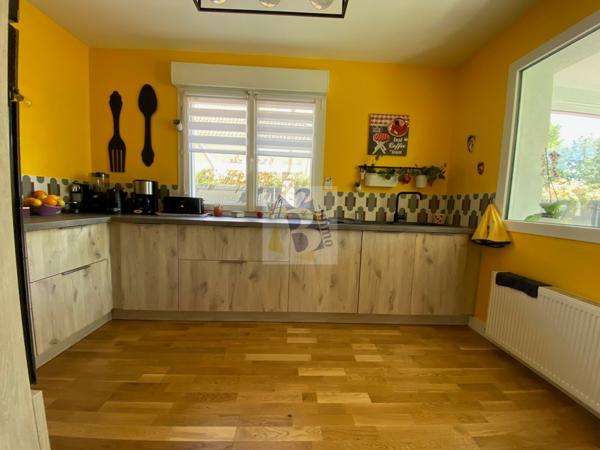 Vente maison de ville Soyaux (16800), 162.00m² avec 5 pièce(s) dont 3 chambre(s) sur 700.00m² de terrain. Agence Allard Brimeaud
