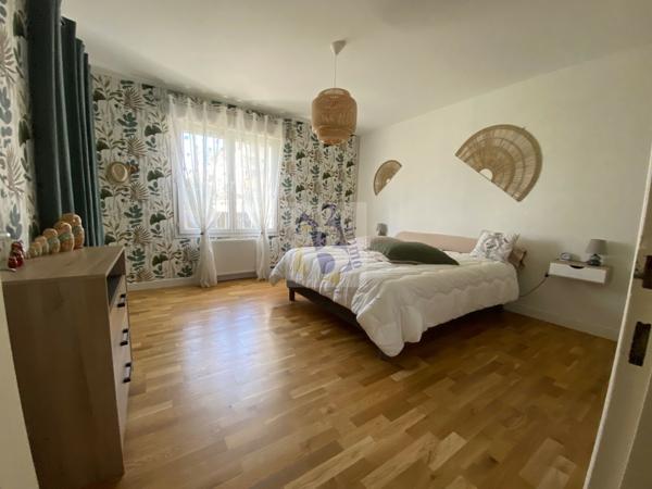 Vente maison de ville Soyaux (16800), 162.00m² avec 5 pièce(s) dont 3 chambre(s) sur 700.00m² de terrain. Agence Allard Brimeaud