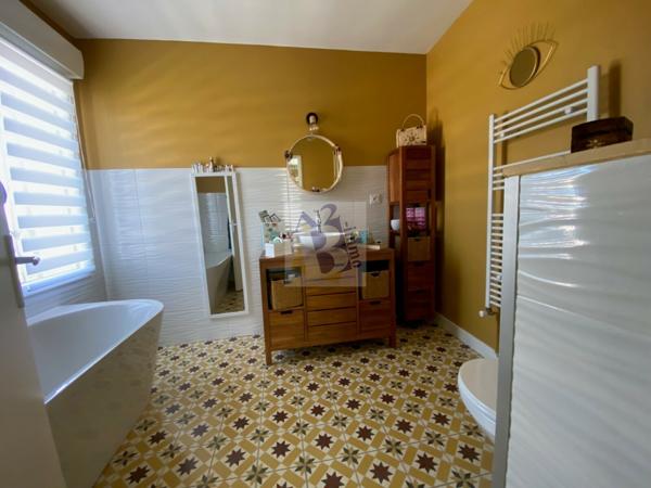Vente maison de ville Soyaux (16800), 162.00m² avec 5 pièce(s) dont 3 chambre(s) sur 700.00m² de terrain. Agence Allard Brimeaud