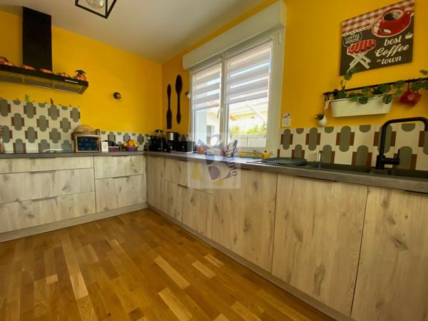 Vente maison de ville Soyaux (16800), 162.00m² avec 5 pièce(s) dont 3 chambre(s) sur 700.00m² de terrain. Agence Allard Brimeaud