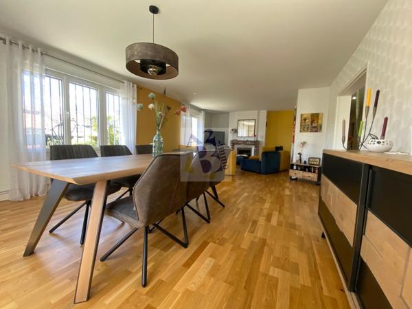 Vente maison de ville Soyaux (16800), 162.00m² avec 5 pièce(s) dont 3 chambre(s) sur 700.00m² de terrain. Agence Allard Brimeaud