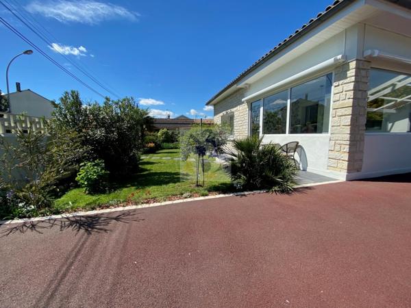 Vente maison de ville Soyaux (16800), 162.00m² avec 5 pièce(s) dont 3 chambre(s) sur 700.00m² de terrain. Agence Allard Brimeaud