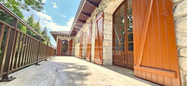 SOYAUX - SECTEUR LA CIGOGNE MAISON SUR SOUS-SOL DEMI ENTERRÉ 180 m² - TERRASSE, GARAGE, TERRAIN CLOS de 932 m²