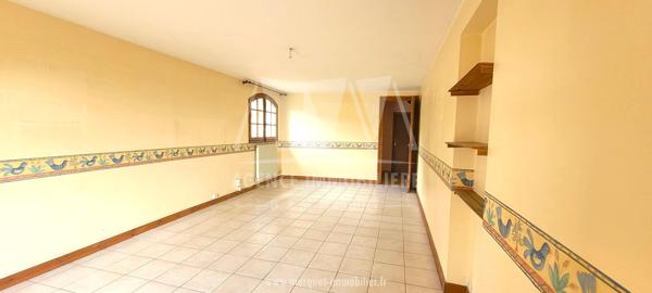 SOYAUX - SECTEUR LA CIGOGNE MAISON SUR SOUS-SOL DEMI ENTERRÉ 180 m² - TERRASSE, GARAGE, TERRAIN CLOS de 932 m²