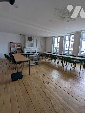 A NOGENT LE ROTROU, Centre ville, immeuble entièrement restauré.

Ensemble immobilier compren...