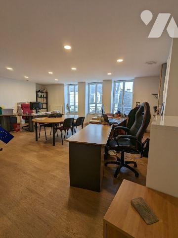 A NOGENT LE ROTROU, Centre ville, immeuble entièrement restauré.

Ensemble immobilier compren...