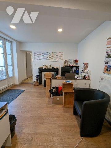 A NOGENT LE ROTROU, Centre ville, immeuble entièrement restauré.

Ensemble immobilier compren...