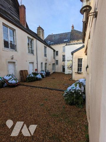 A NOGENT LE ROTROU, Centre ville, immeuble entièrement restauré.

Ensemble immobilier compren...
