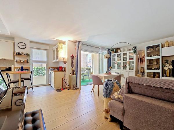 Vente                                                      Appartement
                        
                     4 pièces                                         à Cannes