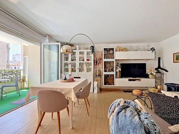 Vente                                                      Appartement
                        
                     4 pièces                                         à Cannes