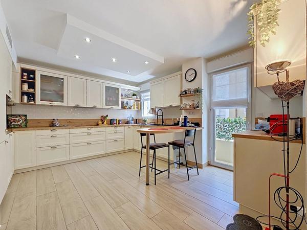 Vente                                                      Appartement
                        
                     4 pièces                                         à Cannes