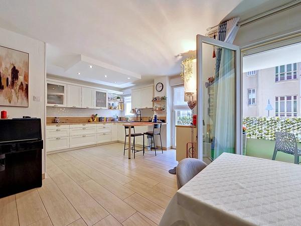 Vente                                                      Appartement
                        
                     4 pièces                                         à Cannes