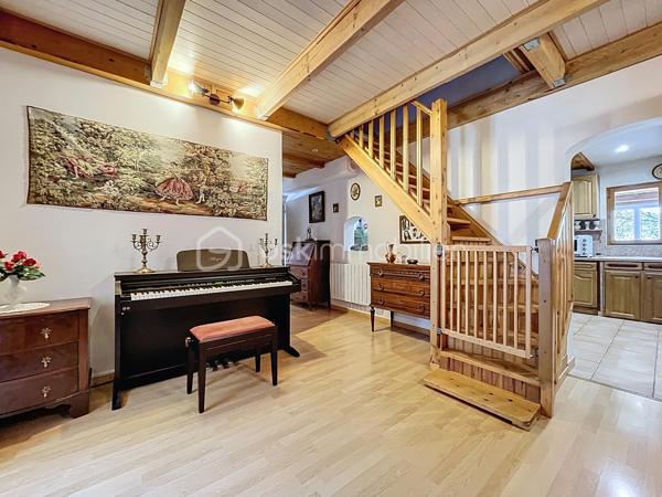 -- RETOUR A LA VENTE --
Au cœur d’un environnement naturel et paisible, découvrez cette maison familiale pleine de charme, construite en 2003, offrant de beaux volumes et un cadre de vie idéal pour les amoureux de nature.
Implantée sur un terrain d’environ 1940 m², cette maison d’environ 186 m² propose un espace de vie chaleureux et fonctionnel.

Au rez-de-chaussée :
Vous découvrirez un agréable séjour avec cheminée, une cuisine équipée ouverte sur l’espace repas ainsi qu’une véranda lumineuse et isolée, idéale pour profiter du jardin en toute saison.
La maison offre également deux chambres avec leur salle d’eau, permettant une vie de plain-pied très confortable. 
Maison climatisée.

À l’étage :
Un espace sous toiture accueille deux chambres supplémentaires ainsi qu’un espace de dégagement pouvant servir de salle de jeux ou de couchage d’appoint.

Extérieurs :
Le terrain arboré d’environ 2000 m² permet de profiter pleinement du calme et de la nature environnante.
Vous disposerez également :
- de plusieurs places de stationnement
- de deux dépendances
- d’un atelier
- de plusieurs espaces de rangement

Les atouts :
- Construction 2003
- Maison très bien entretenue
- Véranda isolée
- Deux cheminées / inserts
- Vie de plain-pied possible
- Terrain d’environ 2000 m²
- Dépendances et atelier
- Climatisation réversible
- Proche Maison médicale

Cette maison conviendra parfaitement à une famille ou à des acquéreurs recherchant une résidence secondaire au calme, à proximité des magnifiques paysages des Préalpes d’Azur.

Plus de photos et renseignements sur demande.
