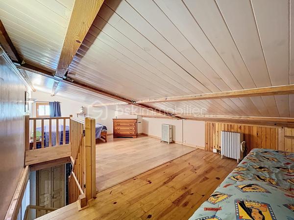 -- RETOUR A LA VENTE --
Au cœur d’un environnement naturel et paisible, découvrez cette maison familiale pleine de charme, construite en 2003, offrant de beaux volumes et un cadre de vie idéal pour les amoureux de nature.
Implantée sur un terrain d’environ 1940 m², cette maison d’environ 186 m² propose un espace de vie chaleureux et fonctionnel.

Au rez-de-chaussée :
Vous découvrirez un agréable séjour avec cheminée, une cuisine équipée ouverte sur l’espace repas ainsi qu’une véranda lumineuse et isolée, idéale pour profiter du jardin en toute saison.
La maison offre également deux chambres avec leur salle d’eau, permettant une vie de plain-pied très confortable. 
Maison climatisée.

À l’étage :
Un espace sous toiture accueille deux chambres supplémentaires ainsi qu’un espace de dégagement pouvant servir de salle de jeux ou de couchage d’appoint.

Extérieurs :
Le terrain arboré d’environ 2000 m² permet de profiter pleinement du calme et de la nature environnante.
Vous disposerez également :
- de plusieurs places de stationnement
- de deux dépendances
- d’un atelier
- de plusieurs espaces de rangement

Les atouts :
- Construction 2003
- Maison très bien entretenue
- Véranda isolée
- Deux cheminées / inserts
- Vie de plain-pied possible
- Terrain d’environ 2000 m²
- Dépendances et atelier
- Climatisation réversible
- Proche Maison médicale

Cette maison conviendra parfaitement à une famille ou à des acquéreurs recherchant une résidence secondaire au calme, à proximité des magnifiques paysages des Préalpes d’Azur.

Plus de photos et renseignements sur demande.