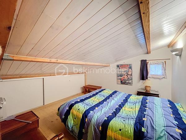-- RETOUR A LA VENTE --
Au cœur d’un environnement naturel et paisible, découvrez cette maison familiale pleine de charme, construite en 2003, offrant de beaux volumes et un cadre de vie idéal pour les amoureux de nature.
Implantée sur un terrain d’environ 1940 m², cette maison d’environ 186 m² propose un espace de vie chaleureux et fonctionnel.

Au rez-de-chaussée :
Vous découvrirez un agréable séjour avec cheminée, une cuisine équipée ouverte sur l’espace repas ainsi qu’une véranda lumineuse et isolée, idéale pour profiter du jardin en toute saison.
La maison offre également deux chambres avec leur salle d’eau, permettant une vie de plain-pied très confortable. 
Maison climatisée.

À l’étage :
Un espace sous toiture accueille deux chambres supplémentaires ainsi qu’un espace de dégagement pouvant servir de salle de jeux ou de couchage d’appoint.

Extérieurs :
Le terrain arboré d’environ 2000 m² permet de profiter pleinement du calme et de la nature environnante.
Vous disposerez également :
- de plusieurs places de stationnement
- de deux dépendances
- d’un atelier
- de plusieurs espaces de rangement

Les atouts :
- Construction 2003
- Maison très bien entretenue
- Véranda isolée
- Deux cheminées / inserts
- Vie de plain-pied possible
- Terrain d’environ 2000 m²
- Dépendances et atelier
- Climatisation réversible
- Proche Maison médicale

Cette maison conviendra parfaitement à une famille ou à des acquéreurs recherchant une résidence secondaire au calme, à proximité des magnifiques paysages des Préalpes d’Azur.

Plus de photos et renseignements sur demande.