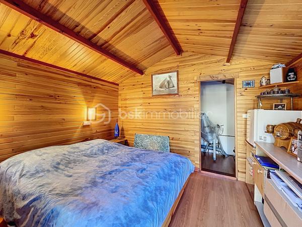 -- RETOUR A LA VENTE --
Au cœur d’un environnement naturel et paisible, découvrez cette maison familiale pleine de charme, construite en 2003, offrant de beaux volumes et un cadre de vie idéal pour les amoureux de nature.
Implantée sur un terrain d’environ 1940 m², cette maison d’environ 186 m² propose un espace de vie chaleureux et fonctionnel.

Au rez-de-chaussée :
Vous découvrirez un agréable séjour avec cheminée, une cuisine équipée ouverte sur l’espace repas ainsi qu’une véranda lumineuse et isolée, idéale pour profiter du jardin en toute saison.
La maison offre également deux chambres avec leur salle d’eau, permettant une vie de plain-pied très confortable. 
Maison climatisée.

À l’étage :
Un espace sous toiture accueille deux chambres supplémentaires ainsi qu’un espace de dégagement pouvant servir de salle de jeux ou de couchage d’appoint.

Extérieurs :
Le terrain arboré d’environ 2000 m² permet de profiter pleinement du calme et de la nature environnante.
Vous disposerez également :
- de plusieurs places de stationnement
- de deux dépendances
- d’un atelier
- de plusieurs espaces de rangement

Les atouts :
- Construction 2003
- Maison très bien entretenue
- Véranda isolée
- Deux cheminées / inserts
- Vie de plain-pied possible
- Terrain d’environ 2000 m²
- Dépendances et atelier
- Climatisation réversible
- Proche Maison médicale

Cette maison conviendra parfaitement à une famille ou à des acquéreurs recherchant une résidence secondaire au calme, à proximité des magnifiques paysages des Préalpes d’Azur.

Plus de photos et renseignements sur demande.
