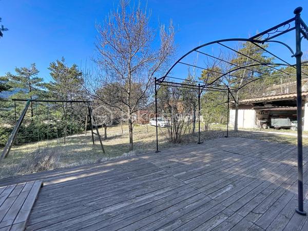 -- RETOUR A LA VENTE --
Au cœur d’un environnement naturel et paisible, découvrez cette maison familiale pleine de charme, construite en 2003, offrant de beaux volumes et un cadre de vie idéal pour les amoureux de nature.
Implantée sur un terrain d’environ 1940 m², cette maison d’environ 186 m² propose un espace de vie chaleureux et fonctionnel.

Au rez-de-chaussée :
Vous découvrirez un agréable séjour avec cheminée, une cuisine équipée ouverte sur l’espace repas ainsi qu’une véranda lumineuse et isolée, idéale pour profiter du jardin en toute saison.
La maison offre également deux chambres avec leur salle d’eau, permettant une vie de plain-pied très confortable. 
Maison climatisée.

À l’étage :
Un espace sous toiture accueille deux chambres supplémentaires ainsi qu’un espace de dégagement pouvant servir de salle de jeux ou de couchage d’appoint.

Extérieurs :
Le terrain arboré d’environ 2000 m² permet de profiter pleinement du calme et de la nature environnante.
Vous disposerez également :
- de plusieurs places de stationnement
- de deux dépendances
- d’un atelier
- de plusieurs espaces de rangement

Les atouts :
- Construction 2003
- Maison très bien entretenue
- Véranda isolée
- Deux cheminées / inserts
- Vie de plain-pied possible
- Terrain d’environ 2000 m²
- Dépendances et atelier
- Climatisation réversible
- Proche Maison médicale

Cette maison conviendra parfaitement à une famille ou à des acquéreurs recherchant une résidence secondaire au calme, à proximité des magnifiques paysages des Préalpes d’Azur.

Plus de photos et renseignements sur demande.