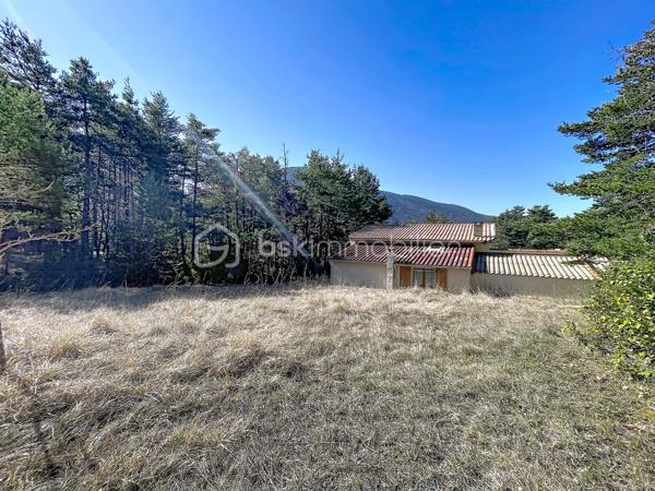 -- RETOUR A LA VENTE --
Au cœur d’un environnement naturel et paisible, découvrez cette maison familiale pleine de charme, construite en 2003, offrant de beaux volumes et un cadre de vie idéal pour les amoureux de nature.
Implantée sur un terrain d’environ 1940 m², cette maison d’environ 186 m² propose un espace de vie chaleureux et fonctionnel.

Au rez-de-chaussée :
Vous découvrirez un agréable séjour avec cheminée, une cuisine équipée ouverte sur l’espace repas ainsi qu’une véranda lumineuse et isolée, idéale pour profiter du jardin en toute saison.
La maison offre également deux chambres avec leur salle d’eau, permettant une vie de plain-pied très confortable. 
Maison climatisée.

À l’étage :
Un espace sous toiture accueille deux chambres supplémentaires ainsi qu’un espace de dégagement pouvant servir de salle de jeux ou de couchage d’appoint.

Extérieurs :
Le terrain arboré d’environ 2000 m² permet de profiter pleinement du calme et de la nature environnante.
Vous disposerez également :
- de plusieurs places de stationnement
- de deux dépendances
- d’un atelier
- de plusieurs espaces de rangement

Les atouts :
- Construction 2003
- Maison très bien entretenue
- Véranda isolée
- Deux cheminées / inserts
- Vie de plain-pied possible
- Terrain d’environ 2000 m²
- Dépendances et atelier
- Climatisation réversible
- Proche Maison médicale

Cette maison conviendra parfaitement à une famille ou à des acquéreurs recherchant une résidence secondaire au calme, à proximité des magnifiques paysages des Préalpes d’Azur.

Plus de photos et renseignements sur demande.