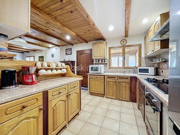 -- RETOUR A LA VENTE --
Au cœur d’un environnement naturel et paisible, découvrez cette maison familiale pleine de charme, construite en 2003, offrant de beaux volumes et un cadre de vie idéal pour les amoureux de nature.
Implantée sur un terrain d’environ 1940 m², cette maison d’environ 186 m² propose un espace de vie chaleureux et fonctionnel.

Au rez-de-chaussée :
Vous découvrirez un agréable séjour avec cheminée, une cuisine équipée ouverte sur l’espace repas ainsi qu’une véranda lumineuse et isolée, idéale pour profiter du jardin en toute saison.
La maison offre également deux chambres avec leur salle d’eau, permettant une vie de plain-pied très confortable. 
Maison climatisée.

À l’étage :
Un espace sous toiture accueille deux chambres supplémentaires ainsi qu’un espace de dégagement pouvant servir de salle de jeux ou de couchage d’appoint.

Extérieurs :
Le terrain arboré d’environ 2000 m² permet de profiter pleinement du calme et de la nature environnante.
Vous disposerez également :
- de plusieurs places de stationnement
- de deux dépendances
- d’un atelier
- de plusieurs espaces de rangement

Les atouts :
- Construction 2003
- Maison très bien entretenue
- Véranda isolée
- Deux cheminées / inserts
- Vie de plain-pied possible
- Terrain d’environ 2000 m²
- Dépendances et atelier
- Climatisation réversible
- Proche Maison médicale

Cette maison conviendra parfaitement à une famille ou à des acquéreurs recherchant une résidence secondaire au calme, à proximité des magnifiques paysages des Préalpes d’Azur.

Plus de photos et renseignements sur demande.