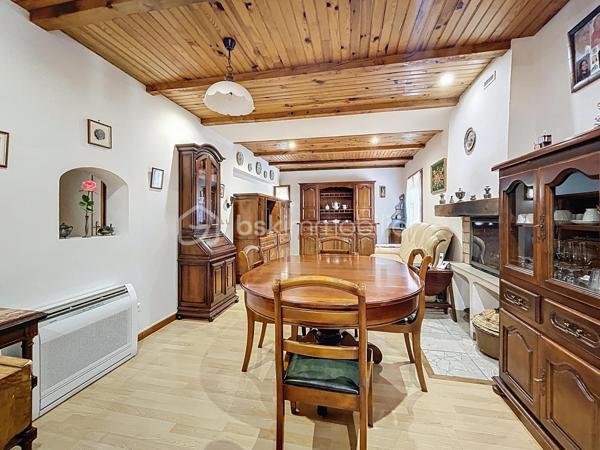 -- RETOUR A LA VENTE --
Au cœur d’un environnement naturel et paisible, découvrez cette maison familiale pleine de charme, construite en 2003, offrant de beaux volumes et un cadre de vie idéal pour les amoureux de nature.
Implantée sur un terrain d’environ 1940 m², cette maison d’environ 186 m² propose un espace de vie chaleureux et fonctionnel.

Au rez-de-chaussée :
Vous découvrirez un agréable séjour avec cheminée, une cuisine équipée ouverte sur l’espace repas ainsi qu’une véranda lumineuse et isolée, idéale pour profiter du jardin en toute saison.
La maison offre également deux chambres avec leur salle d’eau, permettant une vie de plain-pied très confortable. 
Maison climatisée.

À l’étage :
Un espace sous toiture accueille deux chambres supplémentaires ainsi qu’un espace de dégagement pouvant servir de salle de jeux ou de couchage d’appoint.

Extérieurs :
Le terrain arboré d’environ 2000 m² permet de profiter pleinement du calme et de la nature environnante.
Vous disposerez également :
- de plusieurs places de stationnement
- de deux dépendances
- d’un atelier
- de plusieurs espaces de rangement

Les atouts :
- Construction 2003
- Maison très bien entretenue
- Véranda isolée
- Deux cheminées / inserts
- Vie de plain-pied possible
- Terrain d’environ 2000 m²
- Dépendances et atelier
- Climatisation réversible
- Proche Maison médicale

Cette maison conviendra parfaitement à une famille ou à des acquéreurs recherchant une résidence secondaire au calme, à proximité des magnifiques paysages des Préalpes d’Azur.

Plus de photos et renseignements sur demande.