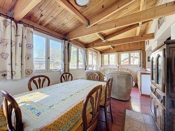 -- RETOUR A LA VENTE --
Au cœur d’un environnement naturel et paisible, découvrez cette maison familiale pleine de charme, construite en 2003, offrant de beaux volumes et un cadre de vie idéal pour les amoureux de nature.
Implantée sur un terrain d’environ 1940 m², cette maison d’environ 186 m² propose un espace de vie chaleureux et fonctionnel.

Au rez-de-chaussée :
Vous découvrirez un agréable séjour avec cheminée, une cuisine équipée ouverte sur l’espace repas ainsi qu’une véranda lumineuse et isolée, idéale pour profiter du jardin en toute saison.
La maison offre également deux chambres avec leur salle d’eau, permettant une vie de plain-pied très confortable. 
Maison climatisée.

À l’étage :
Un espace sous toiture accueille deux chambres supplémentaires ainsi qu’un espace de dégagement pouvant servir de salle de jeux ou de couchage d’appoint.

Extérieurs :
Le terrain arboré d’environ 2000 m² permet de profiter pleinement du calme et de la nature environnante.
Vous disposerez également :
- de plusieurs places de stationnement
- de deux dépendances
- d’un atelier
- de plusieurs espaces de rangement

Les atouts :
- Construction 2003
- Maison très bien entretenue
- Véranda isolée
- Deux cheminées / inserts
- Vie de plain-pied possible
- Terrain d’environ 2000 m²
- Dépendances et atelier
- Climatisation réversible
- Proche Maison médicale

Cette maison conviendra parfaitement à une famille ou à des acquéreurs recherchant une résidence secondaire au calme, à proximité des magnifiques paysages des Préalpes d’Azur.

Plus de photos et renseignements sur demande.