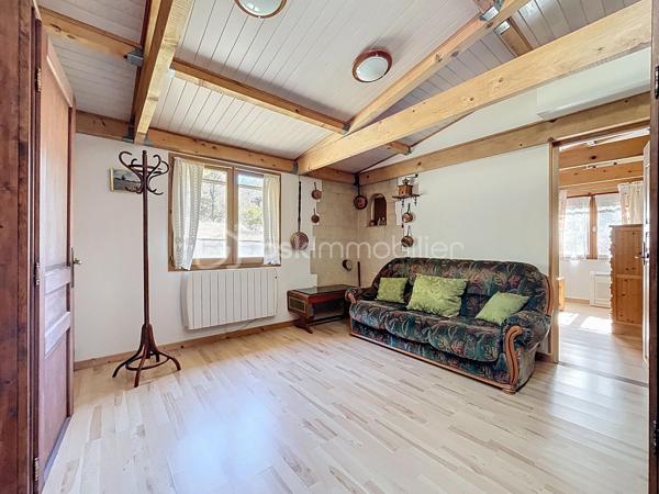 -- RETOUR A LA VENTE --
Au cœur d’un environnement naturel et paisible, découvrez cette maison familiale pleine de charme, construite en 2003, offrant de beaux volumes et un cadre de vie idéal pour les amoureux de nature.
Implantée sur un terrain d’environ 1940 m², cette maison d’environ 186 m² propose un espace de vie chaleureux et fonctionnel.

Au rez-de-chaussée :
Vous découvrirez un agréable séjour avec cheminée, une cuisine équipée ouverte sur l’espace repas ainsi qu’une véranda lumineuse et isolée, idéale pour profiter du jardin en toute saison.
La maison offre également deux chambres avec leur salle d’eau, permettant une vie de plain-pied très confortable. 
Maison climatisée.

À l’étage :
Un espace sous toiture accueille deux chambres supplémentaires ainsi qu’un espace de dégagement pouvant servir de salle de jeux ou de couchage d’appoint.

Extérieurs :
Le terrain arboré d’environ 2000 m² permet de profiter pleinement du calme et de la nature environnante.
Vous disposerez également :
- de plusieurs places de stationnement
- de deux dépendances
- d’un atelier
- de plusieurs espaces de rangement

Les atouts :
- Construction 2003
- Maison très bien entretenue
- Véranda isolée
- Deux cheminées / inserts
- Vie de plain-pied possible
- Terrain d’environ 2000 m²
- Dépendances et atelier
- Climatisation réversible
- Proche Maison médicale

Cette maison conviendra parfaitement à une famille ou à des acquéreurs recherchant une résidence secondaire au calme, à proximité des magnifiques paysages des Préalpes d’Azur.

Plus de photos et renseignements sur demande.