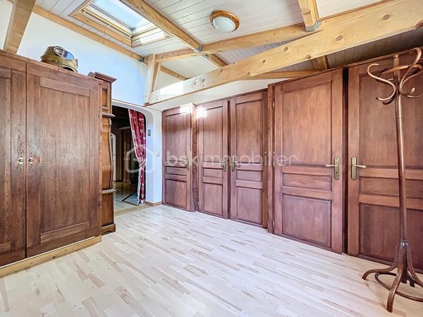-- RETOUR A LA VENTE --
Au cœur d’un environnement naturel et paisible, découvrez cette maison familiale pleine de charme, construite en 2003, offrant de beaux volumes et un cadre de vie idéal pour les amoureux de nature.
Implantée sur un terrain d’environ 1940 m², cette maison d’environ 186 m² propose un espace de vie chaleureux et fonctionnel.

Au rez-de-chaussée :
Vous découvrirez un agréable séjour avec cheminée, une cuisine équipée ouverte sur l’espace repas ainsi qu’une véranda lumineuse et isolée, idéale pour profiter du jardin en toute saison.
La maison offre également deux chambres avec leur salle d’eau, permettant une vie de plain-pied très confortable. 
Maison climatisée.

À l’étage :
Un espace sous toiture accueille deux chambres supplémentaires ainsi qu’un espace de dégagement pouvant servir de salle de jeux ou de couchage d’appoint.

Extérieurs :
Le terrain arboré d’environ 2000 m² permet de profiter pleinement du calme et de la nature environnante.
Vous disposerez également :
- de plusieurs places de stationnement
- de deux dépendances
- d’un atelier
- de plusieurs espaces de rangement

Les atouts :
- Construction 2003
- Maison très bien entretenue
- Véranda isolée
- Deux cheminées / inserts
- Vie de plain-pied possible
- Terrain d’environ 2000 m²
- Dépendances et atelier
- Climatisation réversible
- Proche Maison médicale

Cette maison conviendra parfaitement à une famille ou à des acquéreurs recherchant une résidence secondaire au calme, à proximité des magnifiques paysages des Préalpes d’Azur.

Plus de photos et renseignements sur demande.