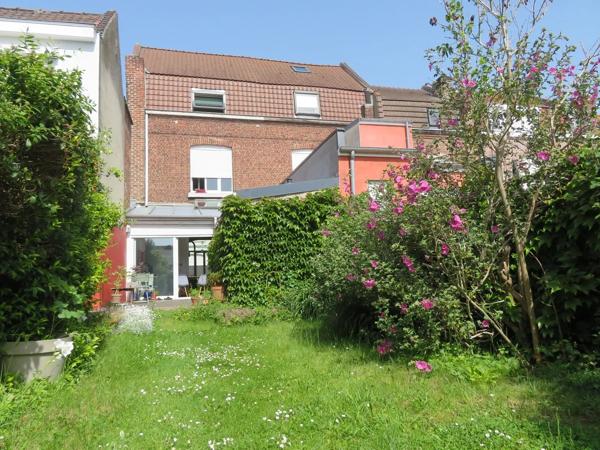 EN EXCLUSIVITE, situé secteur Petit RONCHIN, je suis une charmante maison avec une mitoyenneté de 116M² habitable (12…