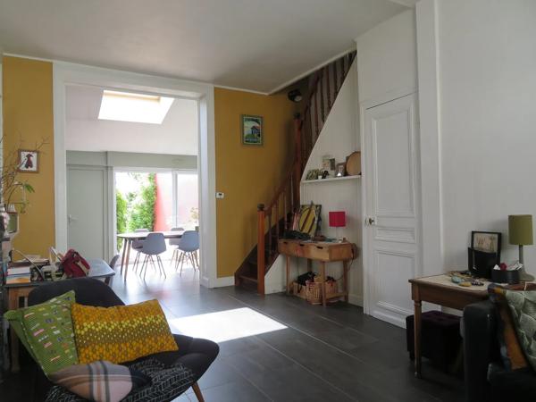 EN EXCLUSIVITE, situé secteur Petit RONCHIN, je suis une charmante maison avec une mitoyenneté de 116M² habitable (12…