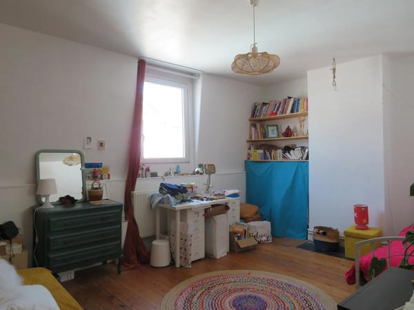 EN EXCLUSIVITE, situé secteur Petit RONCHIN, je suis une charmante maison avec une mitoyenneté de 116M² habitable (12…