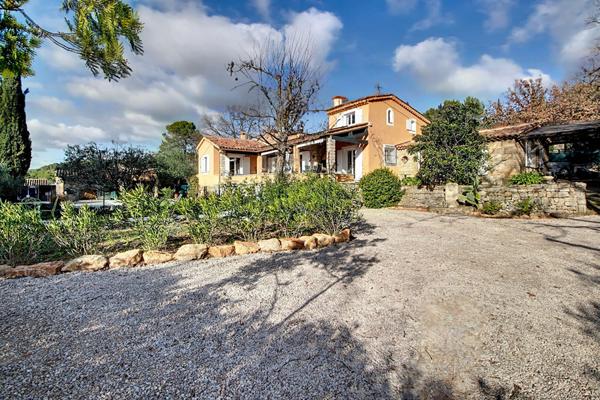 A VENDRE EN EXCLUSIVITE ! Propriété sur LORGUES avec maison, studio et dépendance - Proche village