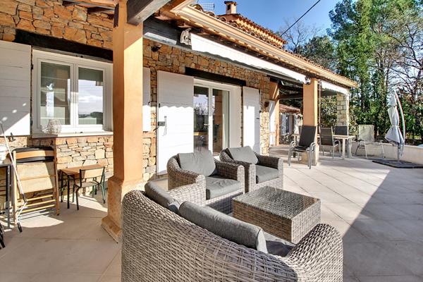 A VENDRE EN EXCLUSIVITE ! Propriété sur LORGUES avec maison, studio et dépendance - Proche village