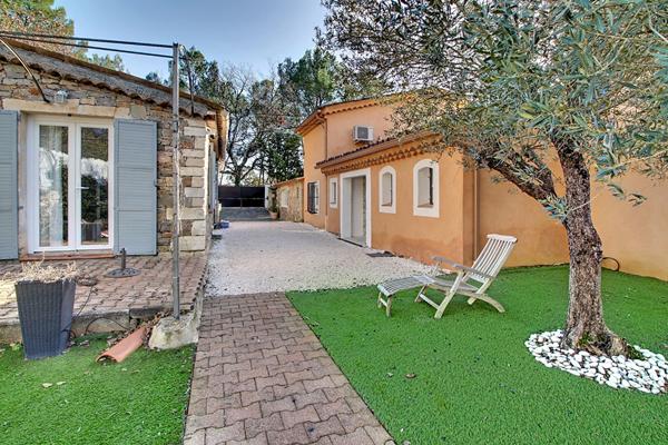 A VENDRE EN EXCLUSIVITE ! Propriété sur LORGUES avec maison, studio et dépendance - Proche village