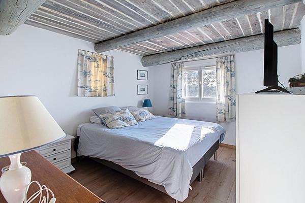 A VENDRE EN EXCLUSIVITE ! Propriété sur LORGUES avec maison, studio et dépendance - Proche village