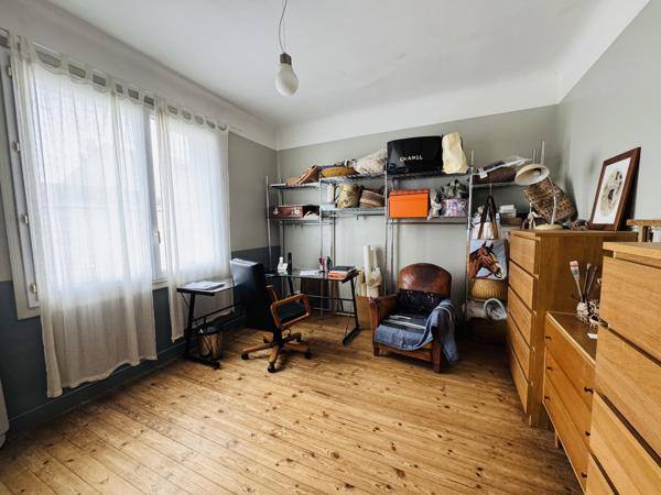 Maison
                                                                                                                                                                                                                                                                                                                        8 pièce(s)                                                                                                                                                                                                          5 chambre(s)                                                                                                                                                                                                          171  m²