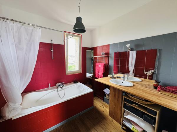 Maison
                                                                                                                                                                                                                                                                                                                        8 pièce(s)                                                                                                                                                                                                          5 chambre(s)                                                                                                                                                                                                          171  m²