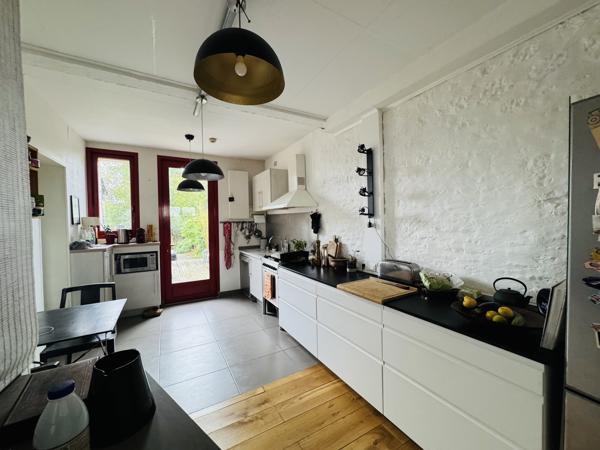 Maison
                                                                                                                                                                                                                                                                                                                        8 pièce(s)                                                                                                                                                                                                          5 chambre(s)                                                                                                                                                                                                          171  m²